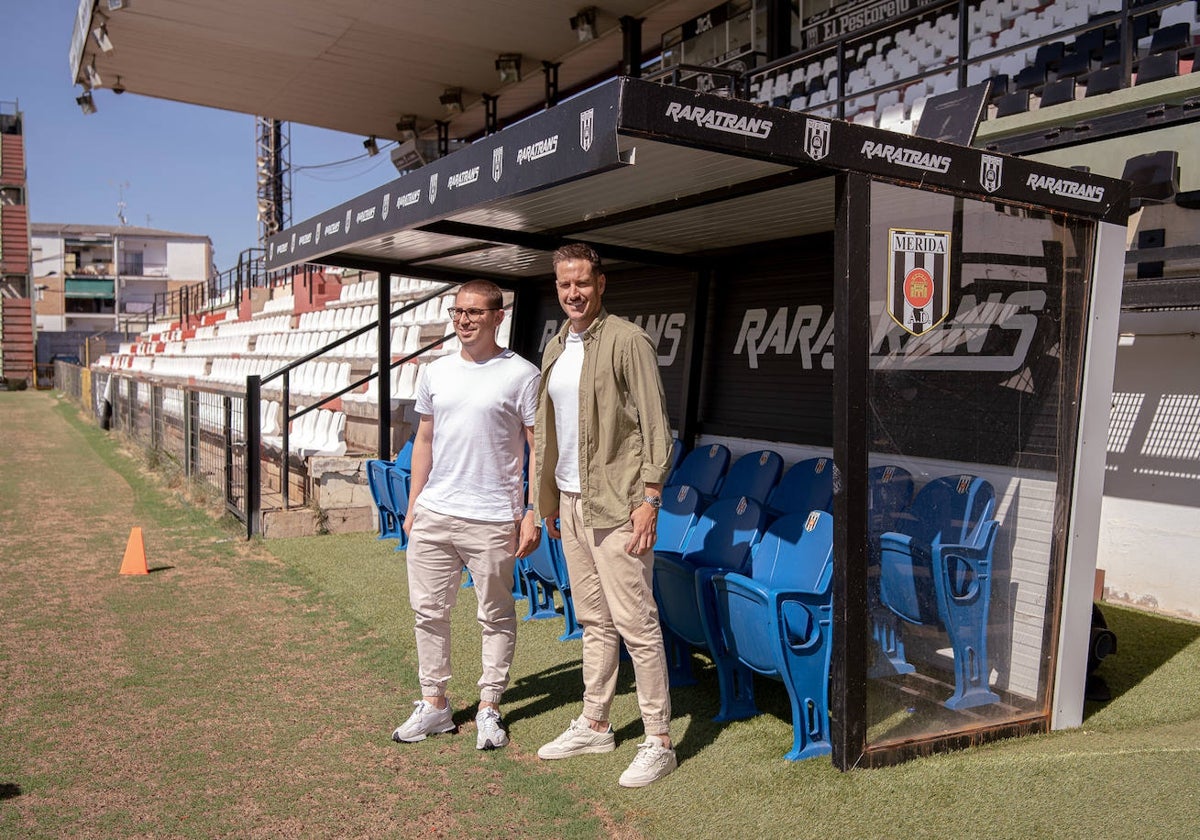 Sergi Guilló y su ayudante Dani Soler en el Romano durante su presentación como entrenador del Mérida.