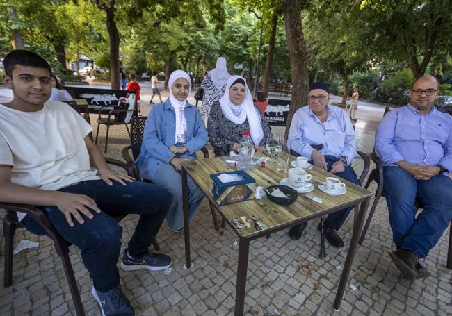 La familia de Tamer Khalaf, en una terraza del paseo de Cánovas en Cáceres, el pasado miércoles.