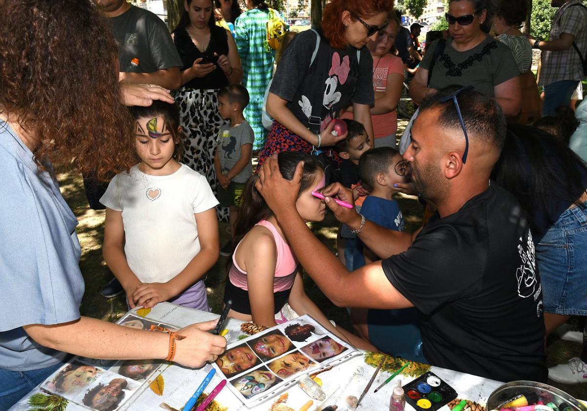 Los pintacaras llenaron de color los juegos infantiles de La Isla.