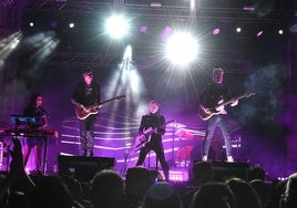 Un momento del inicio del concierto de Dorian en la Plaza Mayor de Plasencia.