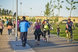 Pacenses practican deporte en el parque del río.