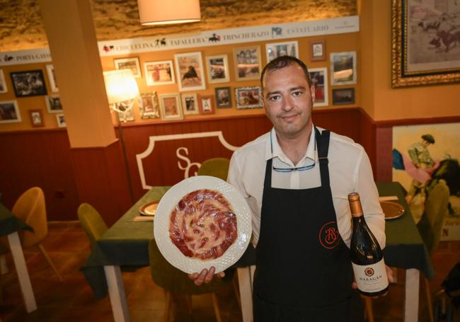 Valentín corta a cuchillo en el momento un buen jamón ibérico de bellota.