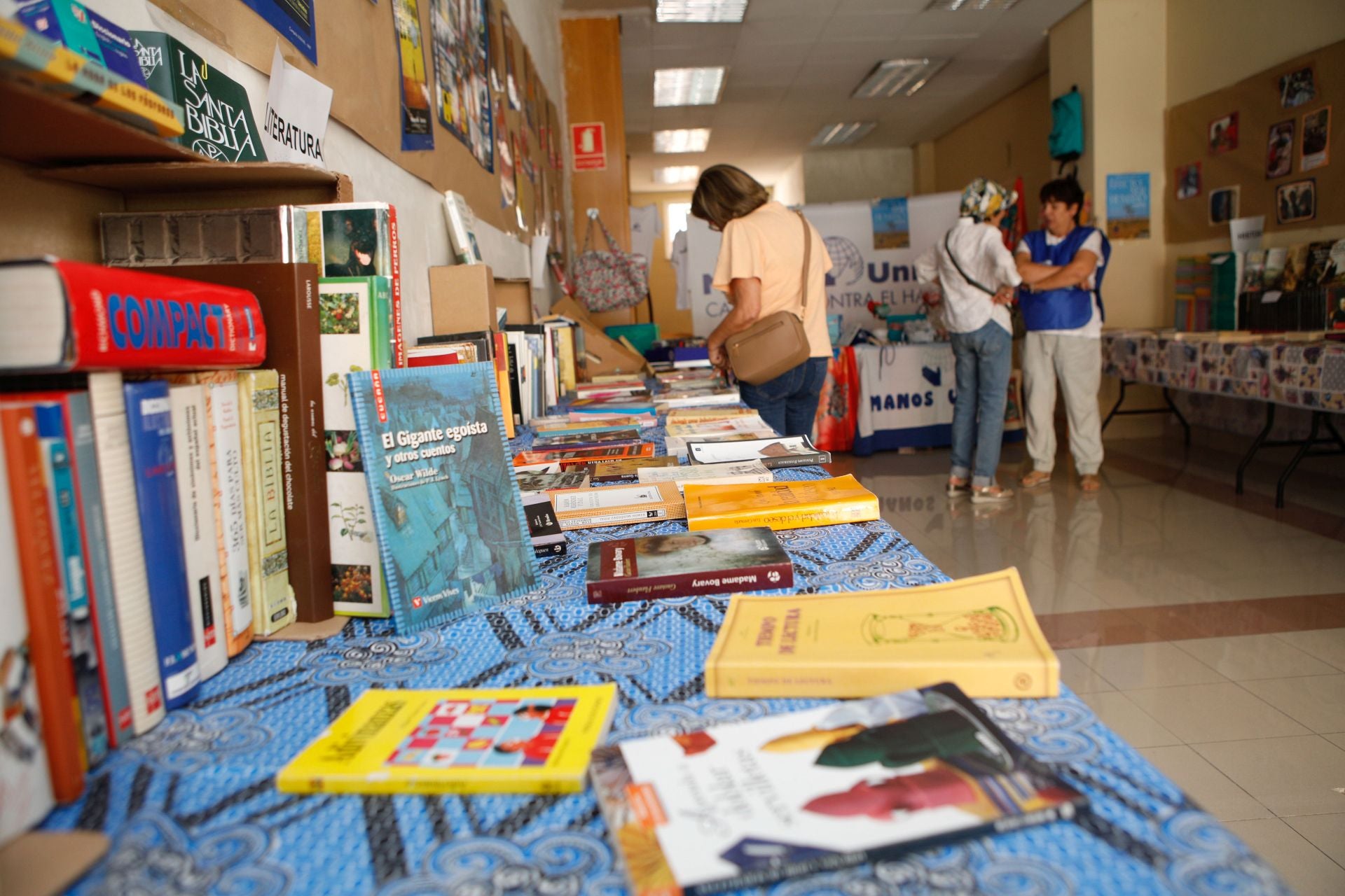 Mercadillo de libros en Antonio Hurtado a favor de Manos Unidas.