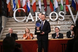 Mario Draghi, tras recibir el premio Carlos V de manos del Rey Ferlipe VI.