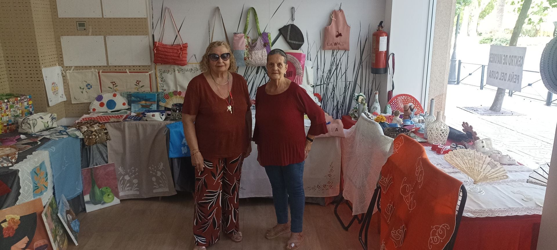 Rastrillo exposición de artículos de artesanía elaborados por mujeres del centro de mayores Peña del Cura.