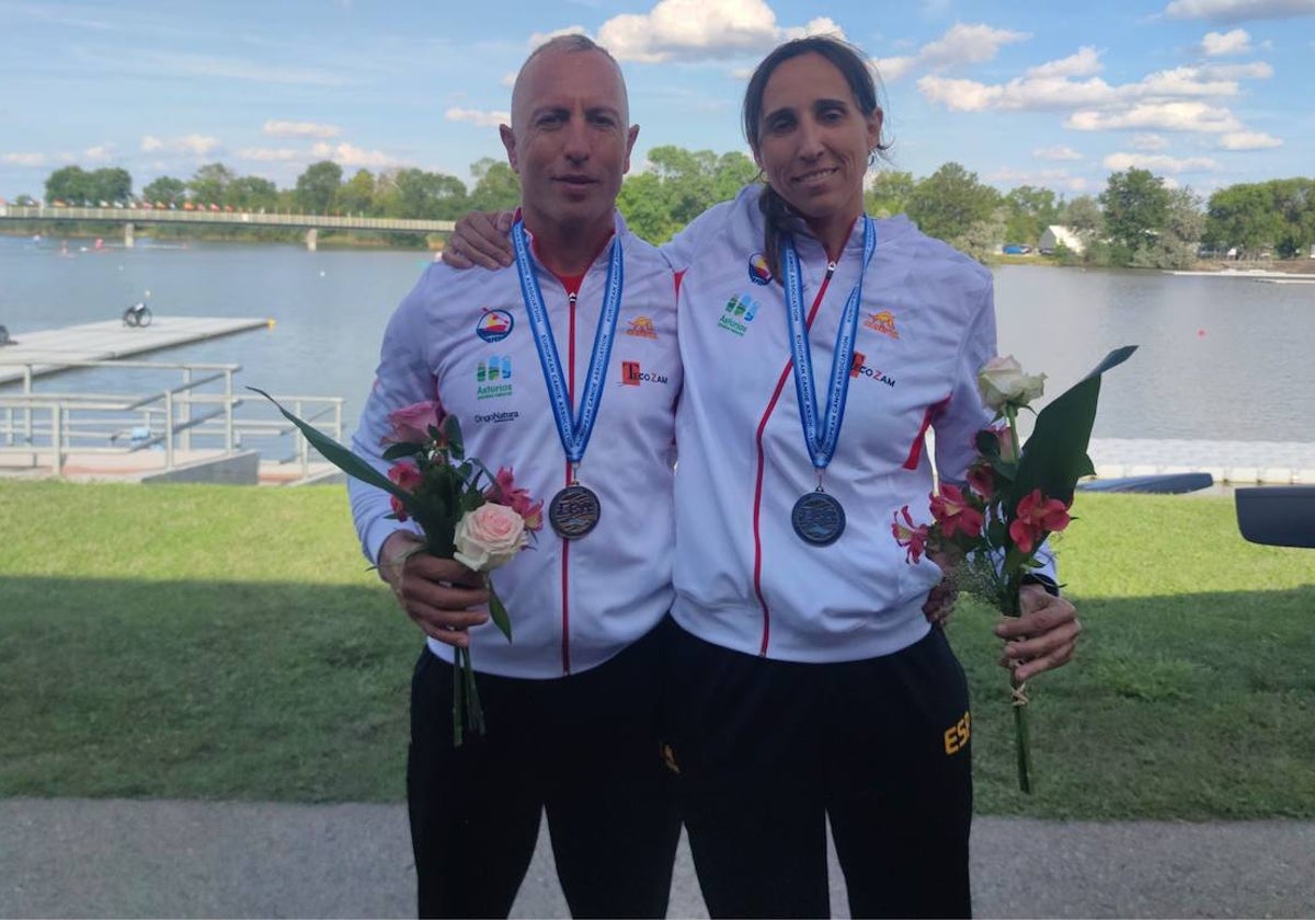 Juan Antonio Valle con su medalla junto a otra medallista española, María Jiménez, en canoa VL3.