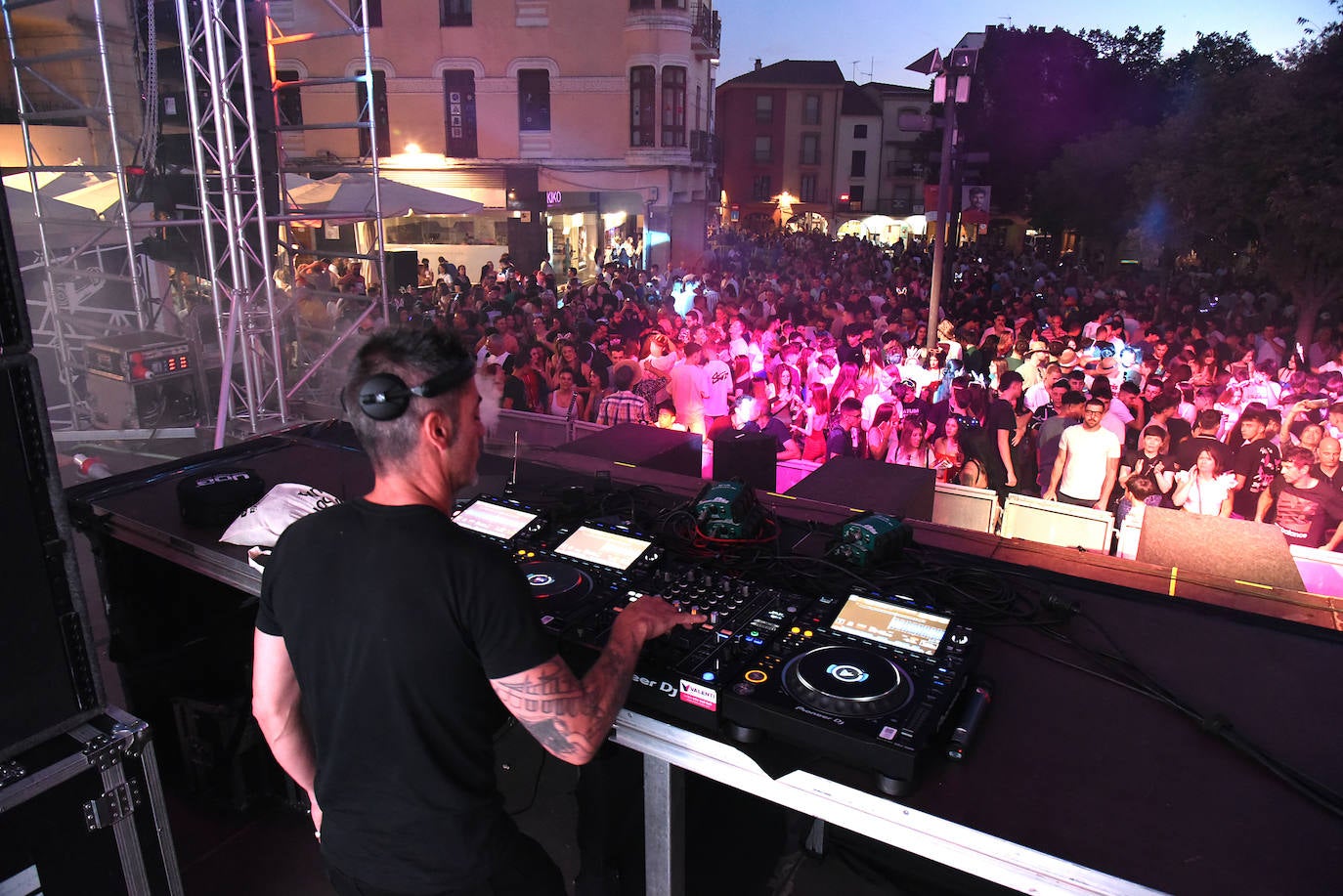 Música dance en la Plaza. Dj Nano, el viernes, y Paco Santos, ayer, abarrotaron el centro.