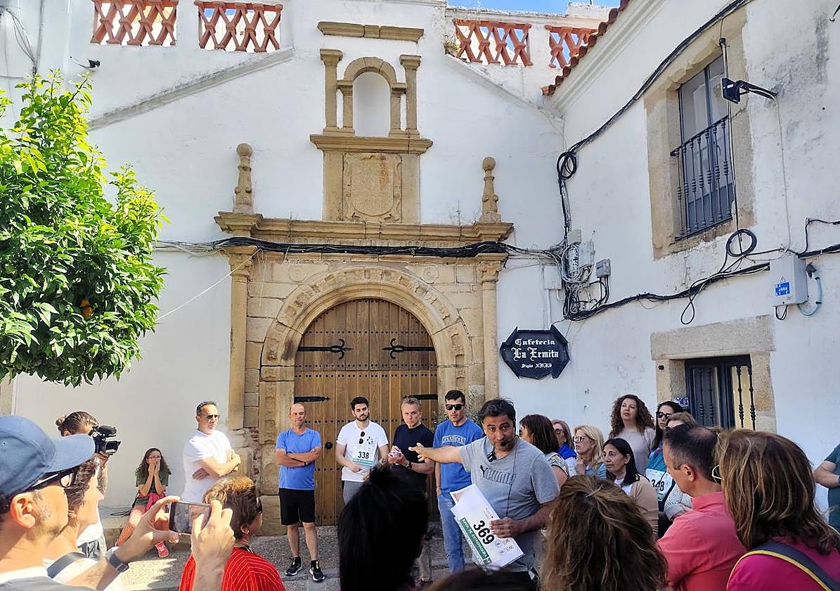 Los participantes de la ruta en la antigua ermita de Nuestra Señora de la Soledad