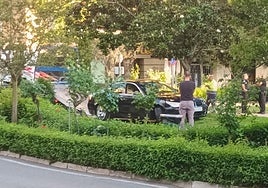 Así ha quedado el coche que se ha metido en el parque central de la plaza de Colón de Cáceres