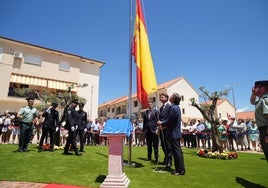 José María Aznar durante el izado de la enseña rojigualda en Jaraíz de la Vera.