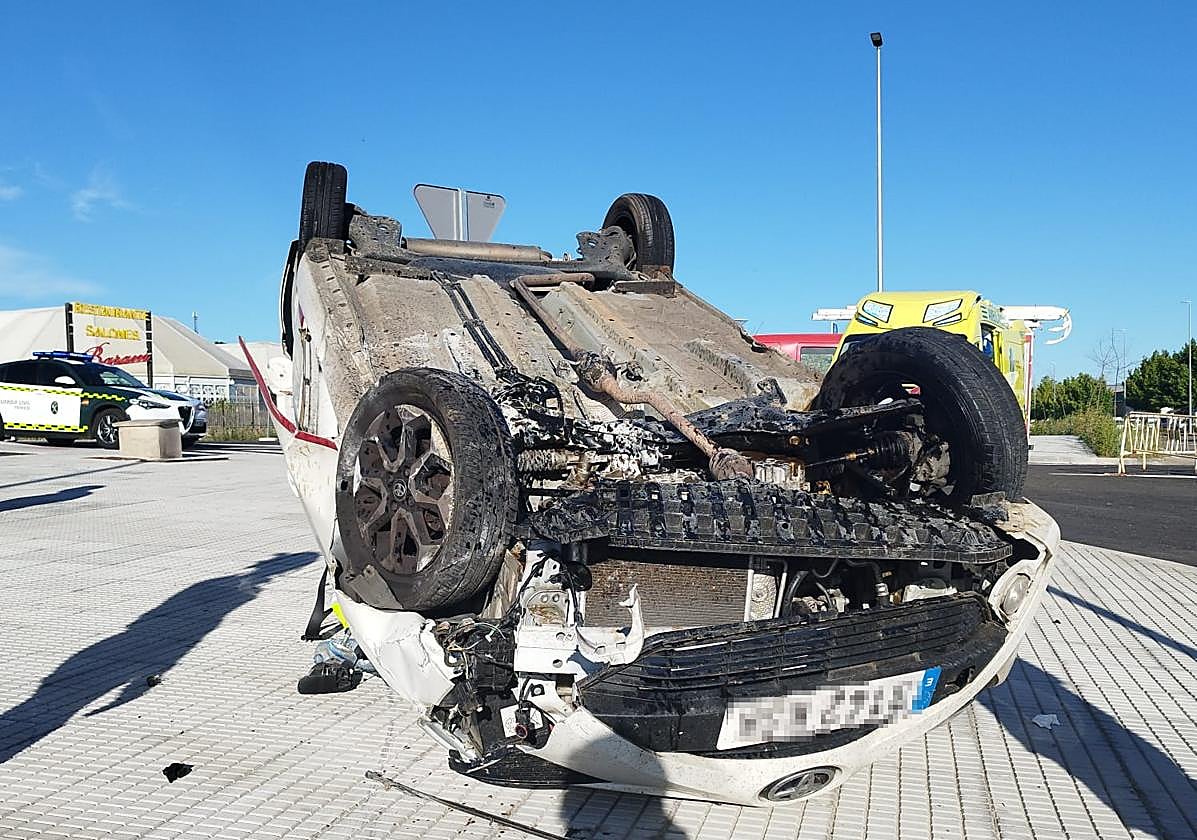 Así ha quedado el vehículo accidentado en Navalmoral tras dar vueltas de campana