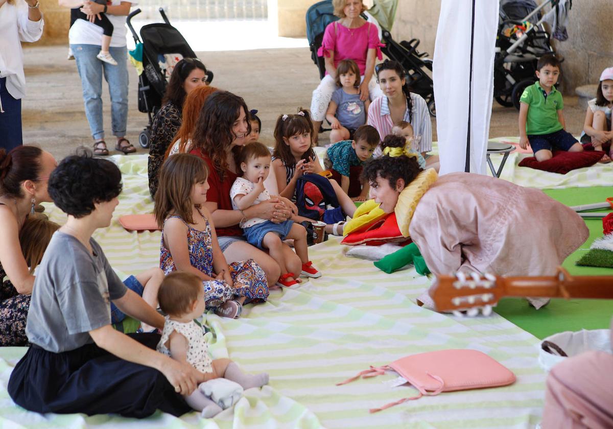 Los niños disfrutan con &#039;Verserías&#039; en el Teatro Clásico de Cáceres