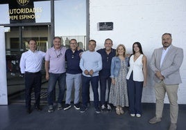 Los hijos José Luis y Pilar Espinosa y la nieta Eva Palomeque descubrieron la placa que lleva el nombre de Pepe Espinosa a la puerta de autoridades del Nuevo Vivero, junto al director general del Badajoz Javier Peña y los veteranos Paco Herrera, Luis Rodríguez Ardila, José María y Toni Tienza.