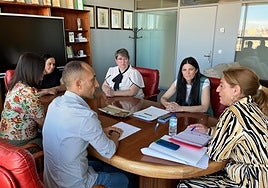 Pilar Pérez se reúne con el equipo directivo y el ampa del Muñoz-Torrero.