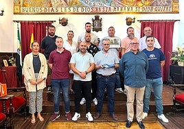 Miembros de la Corporación y militares posan tras el acto