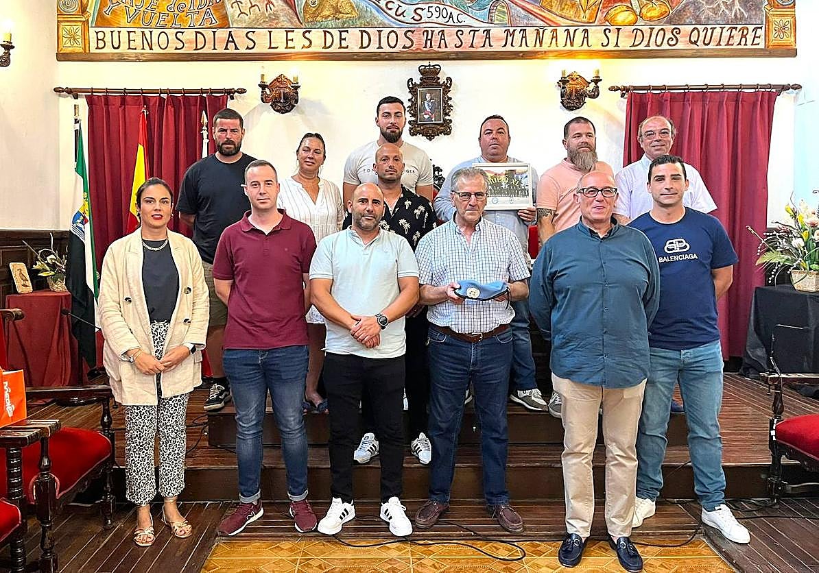 Miembros de la Corporación y militares posan tras el acto