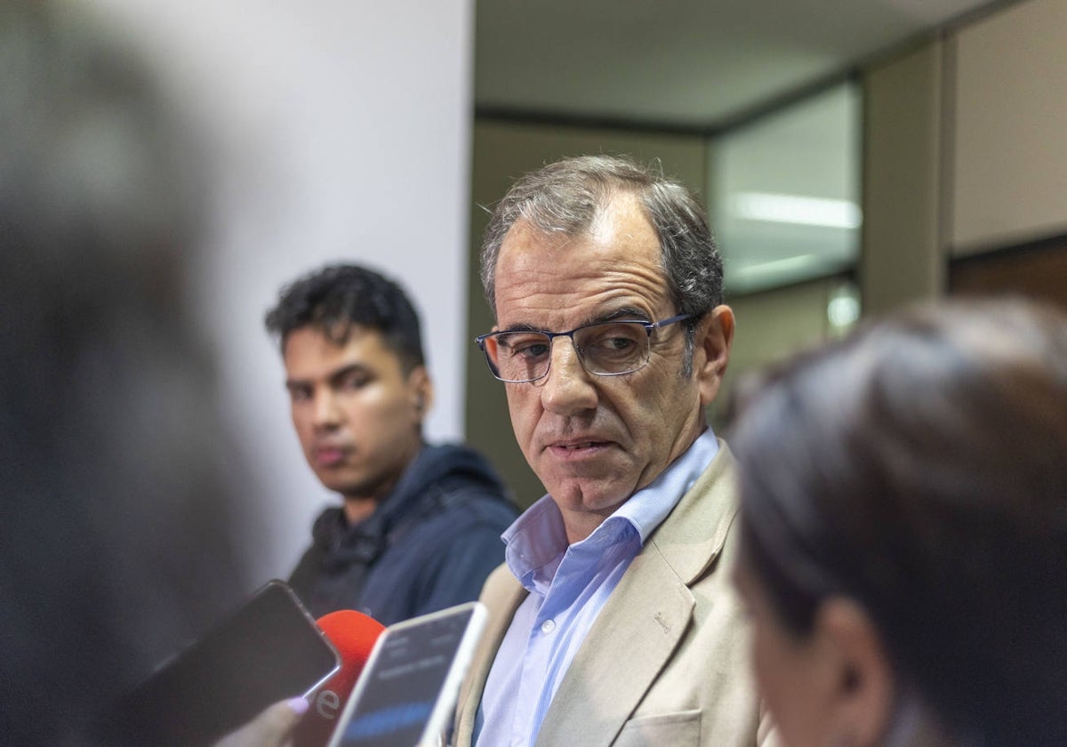 Eduardo Gutiérrez, portavoz de Vox en el Ayuntamiento de Cáceres, este martes durante su encuentro con los medios de comunicación.