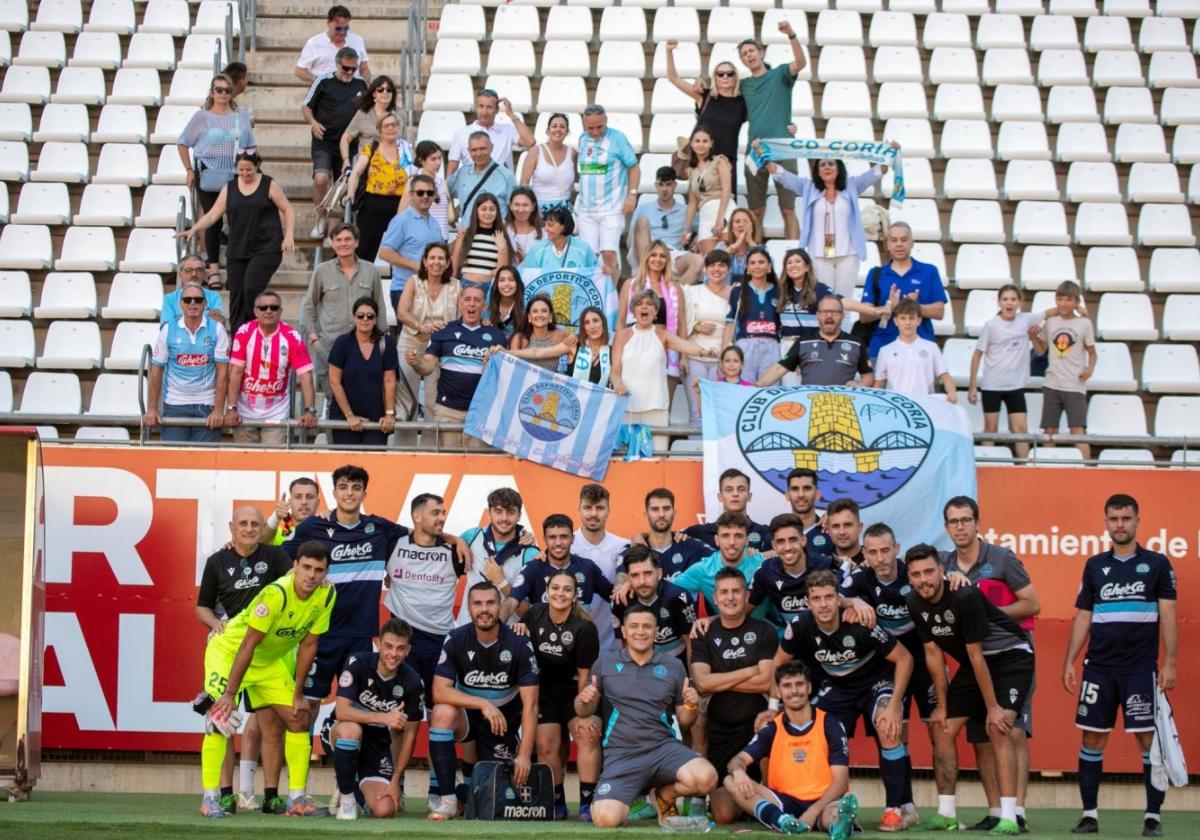 Los jugadores del Coria agradecen a los aficionados su apoyo.