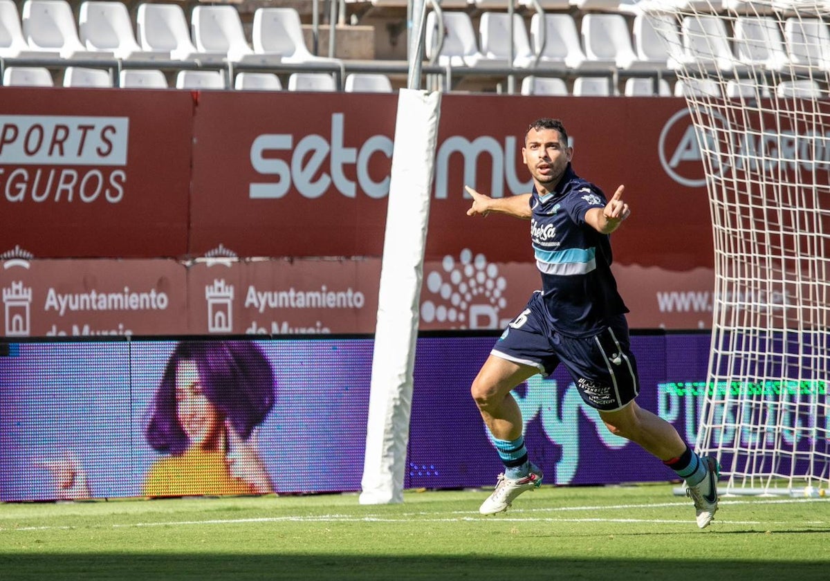 Juanjo Chavalés anotó el gol cauriense con el que su equipo se adelantó en Murcia.