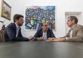 De izquierda a derecha, el concejal de Economía, el alcalde y el portavoz de Vox, este miércoles durante la reunión en la que se ha rubricado el acuerdo.