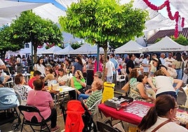 Los vecinos disfrutan de la Velada de San Antonio