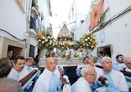 La Virgen de la Montaña, el pasado mes de abril en la calle Caleros durante su bajada ordinaria.