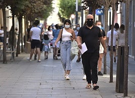 Personas paseando por la calle Menacho