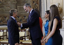 José Luis Quiñones recibe la medalla de manos del Rey.