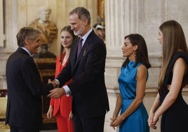 José Luis Quiñones estrecha la mano al rey Felipe VI en un momento de la entrega de la insignia.