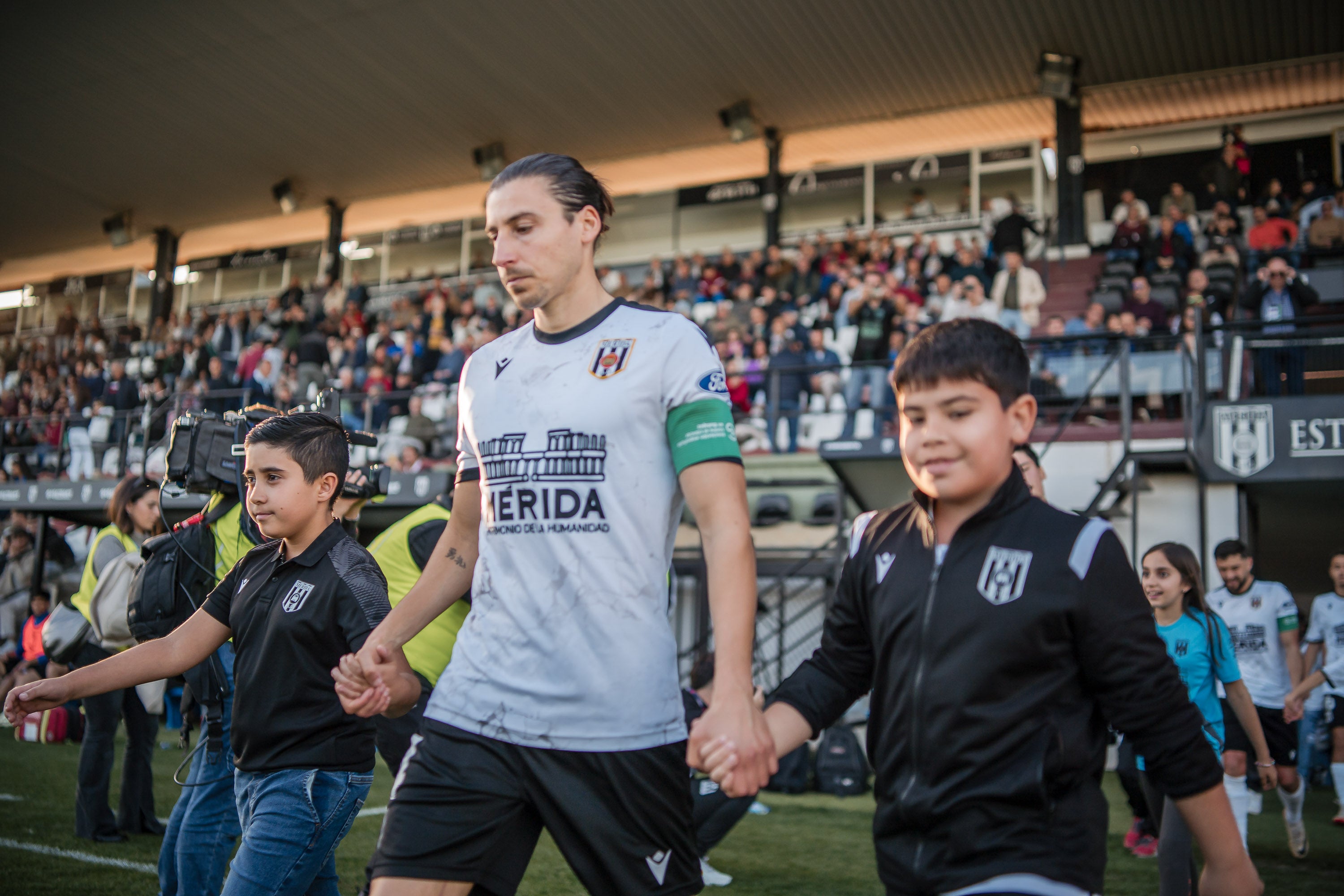 Raúl Beneit saliendo al Romano.