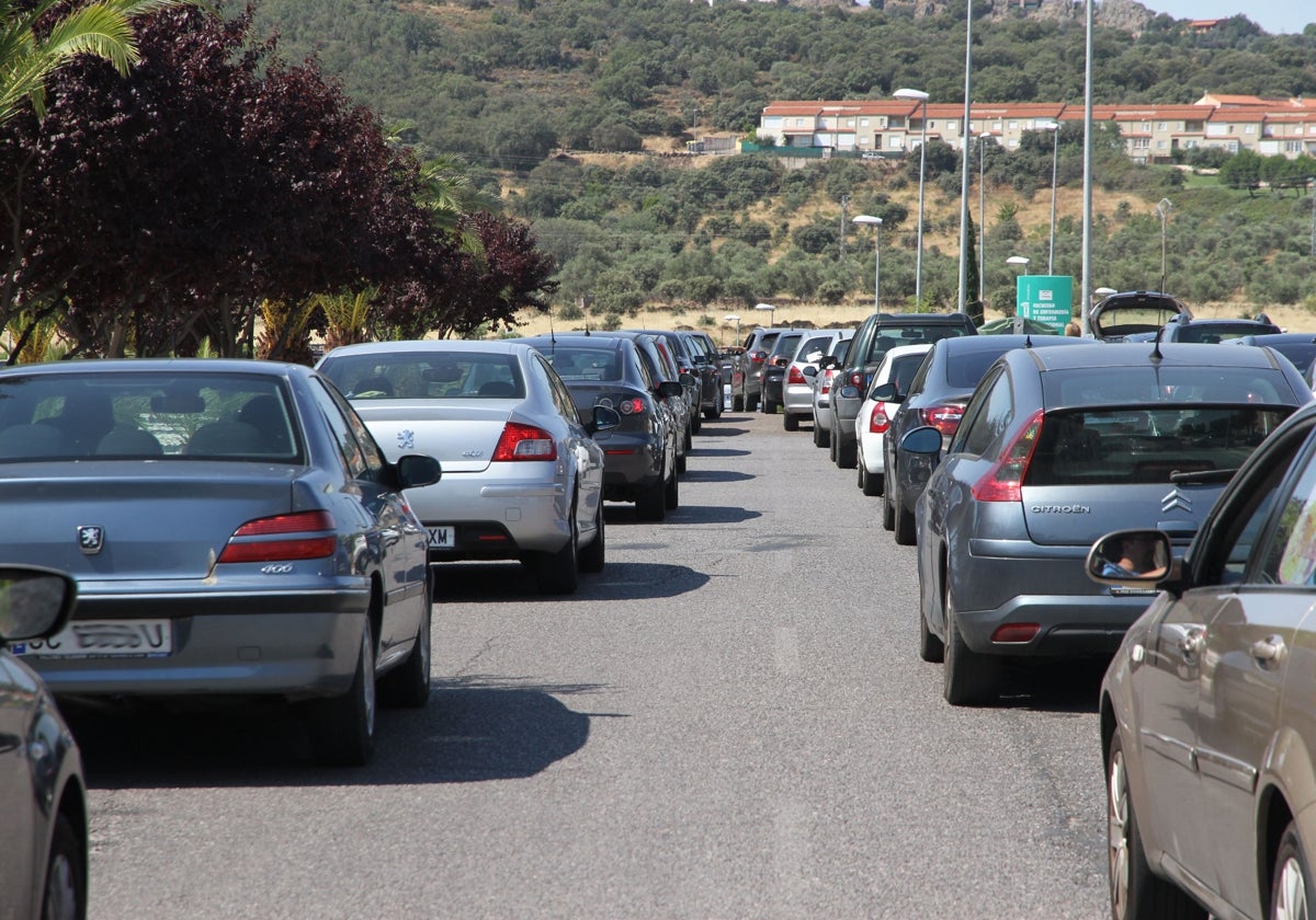 Colas de coches en el campus cacereño en una convocatoria anterior de oposiciones.