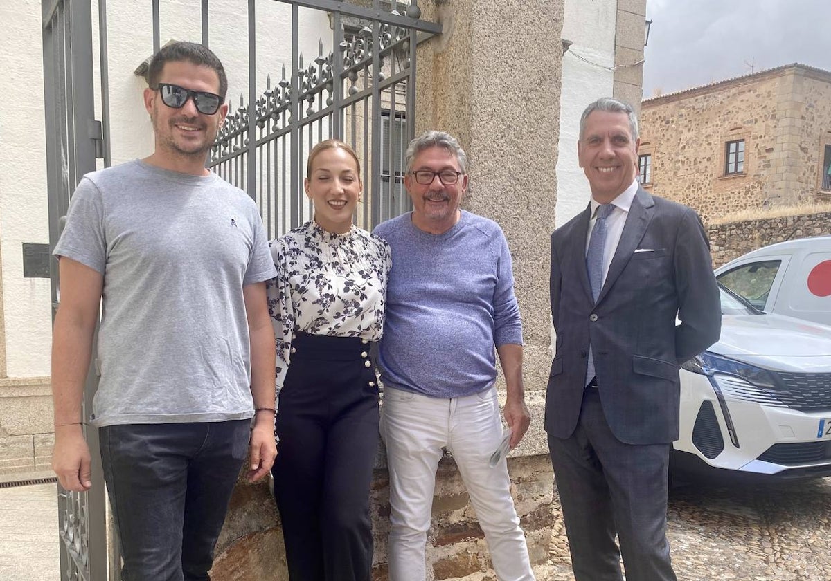 Eugenio Sánchez, primero por la derecha, ayer a la salida del pleno junto a otros dueños de perros que asistieron para acompañarle.