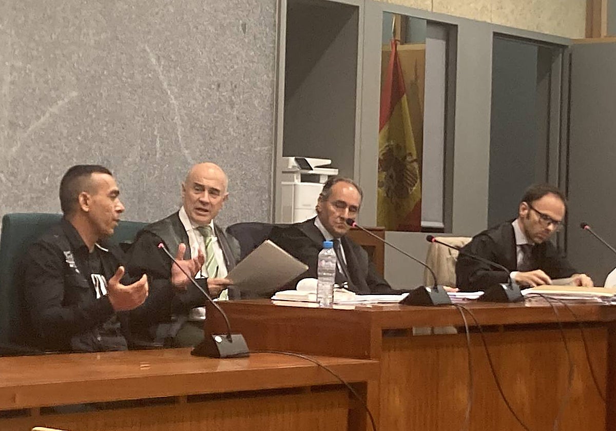 El acusado, T. A., a la izquierda, durante su declaración en el juicio.