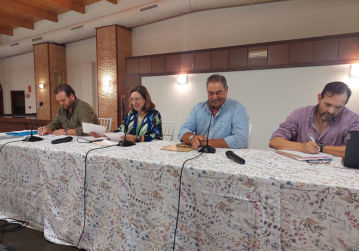 La consejera de Agricultura, Mercedes Morán, junto a Isidro Hurtado en la Junta General de la Comunidad de Regantes de Tierra de Barros.