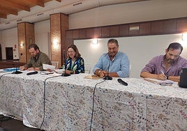 La consejera de Agricultura, Mercedes Morán, junto a Isidro Hurtado en la Junta General de la Comunidad de Regantes de Tierra de Barros.