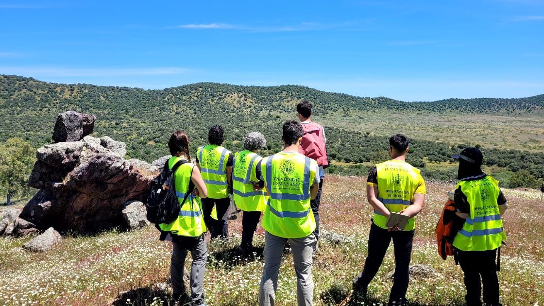 Estudiantes de Geología de la Universidad de Salamanca, el pasado mes de mayo durante su visita al entorno de Las Herrerías.