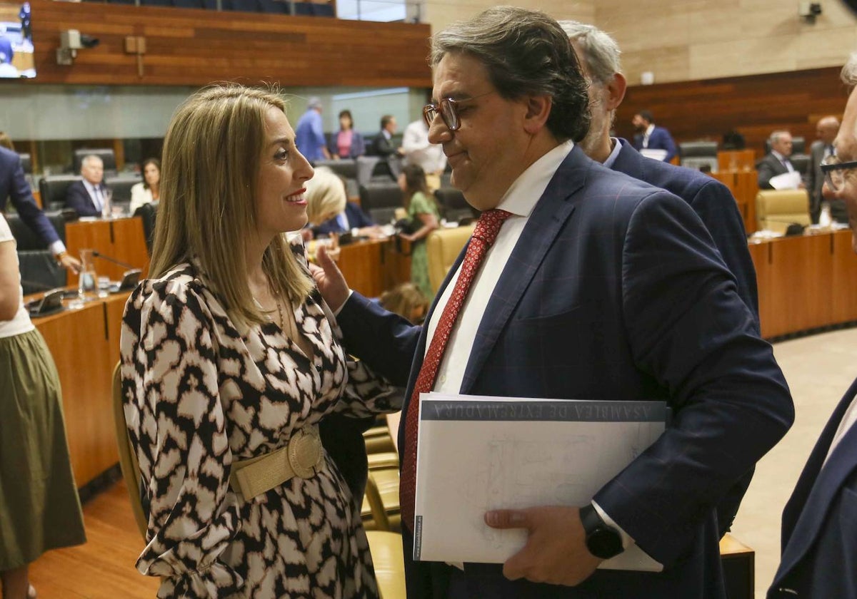 María Guardiola y José María Vergeles el pasado 30 de mayo en la Asamblea de Extremadura.