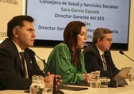 Jesús Vilés ( gerente del SES), García Espada y Félix Miranda, director general de Asistencia Sanitaria. en febrero pasado al informar de las listas de espera al acabar 2023