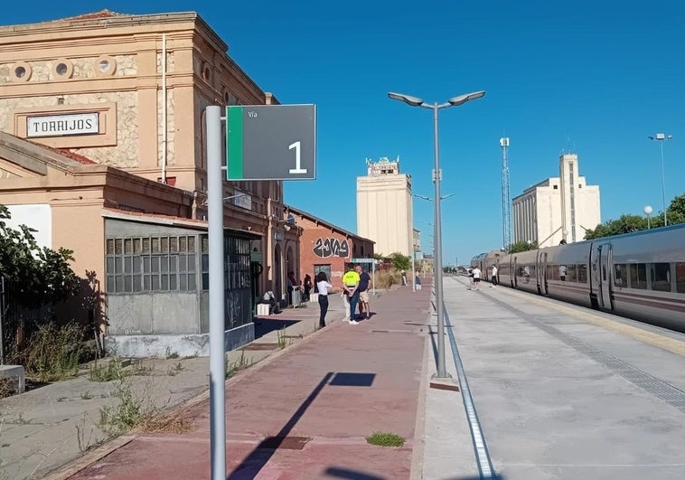 Estación de Torrijos, con el tren Alvia averiado con 260 pasajeros dentro.