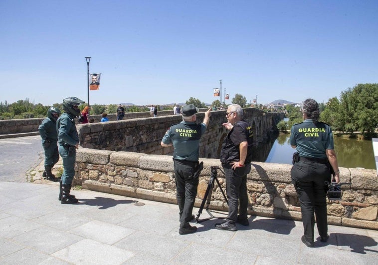 Los agentes organizando la grabación en el Puente Romano.