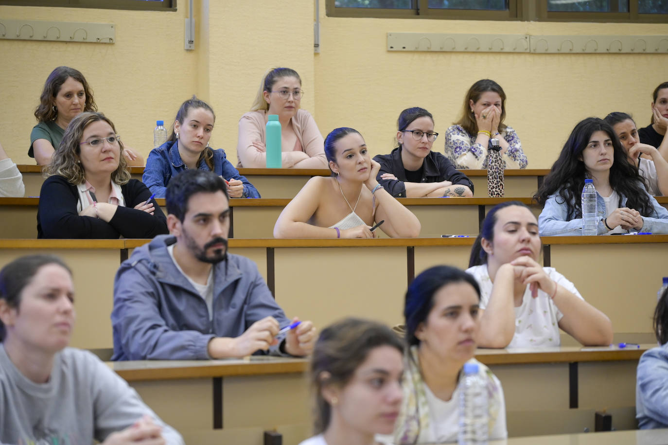 Imágenes de los opositores a docentes instantes antes del examen en Badajoz