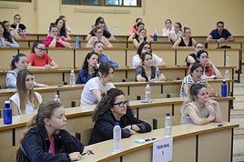 Imágenes de los opositores a docentes instantes antes del examen en Badajoz