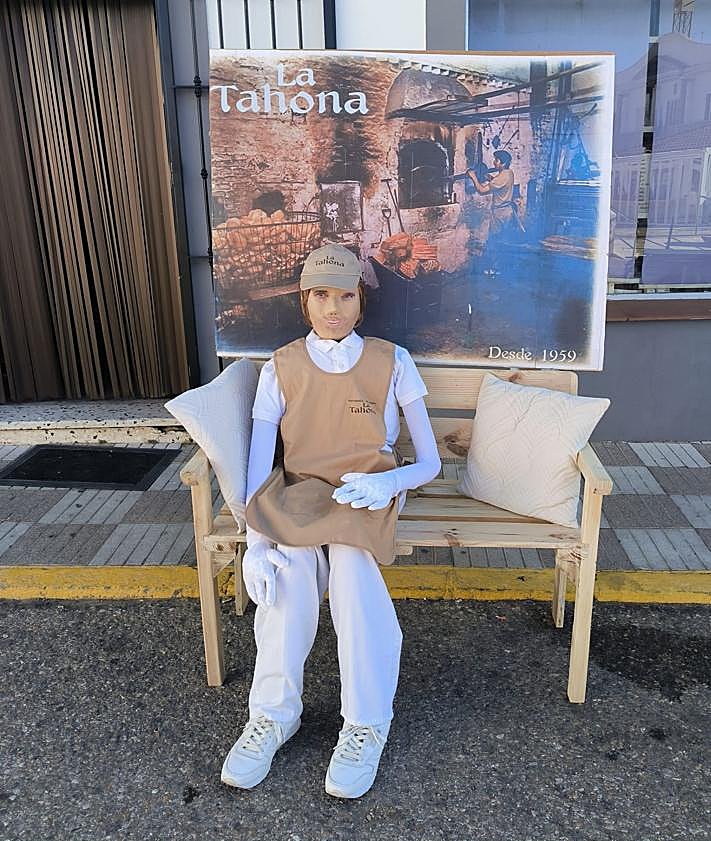 Imagen secundaria 2 - Arriba, mastros elaborados por la asociación 'Amanecer', y Encarna Cumplido (los situados en cada extremo), expuestos en la plaza de abastos. Abajo, a la izquierda, los de la asociación 'La Esperanza'. A la derecha, uno de los elaborados po Justi Melado..