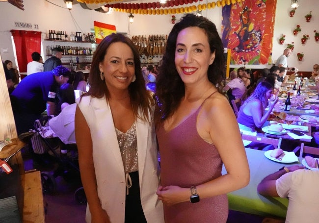 Susana Márquez y María Sánchez este sábado de feria antes de ir al concierto de Camela.