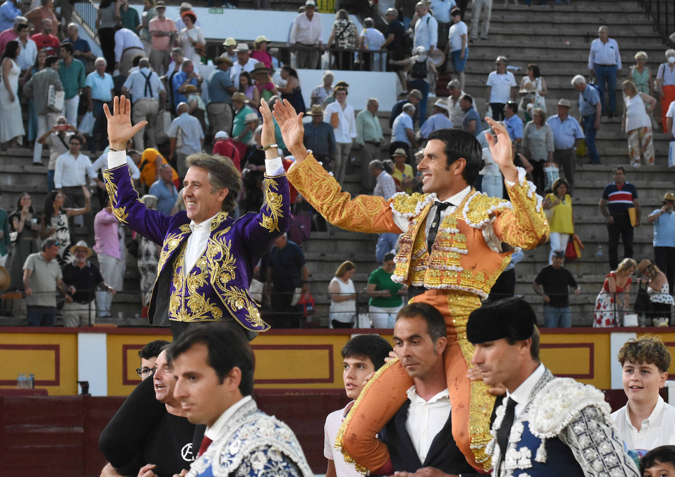 Hermoso de Mendoza y Emilio de Justo, a hombros en Badajoz