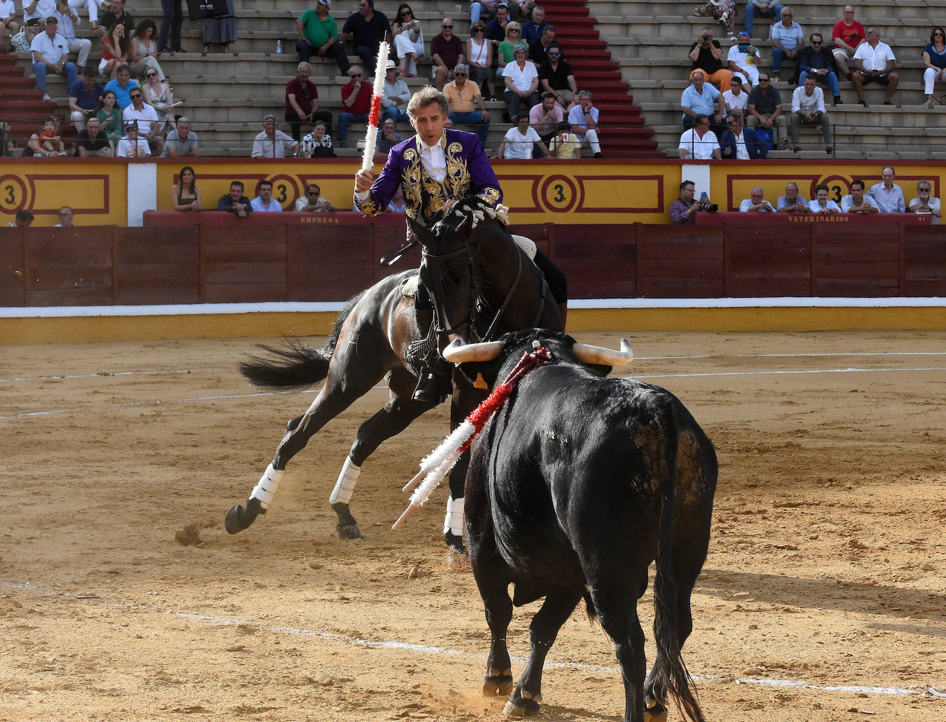 El rejoneador navarro Pablo Hermoso de Mendoza se despidió a hombros en el coso de Pardaleras 