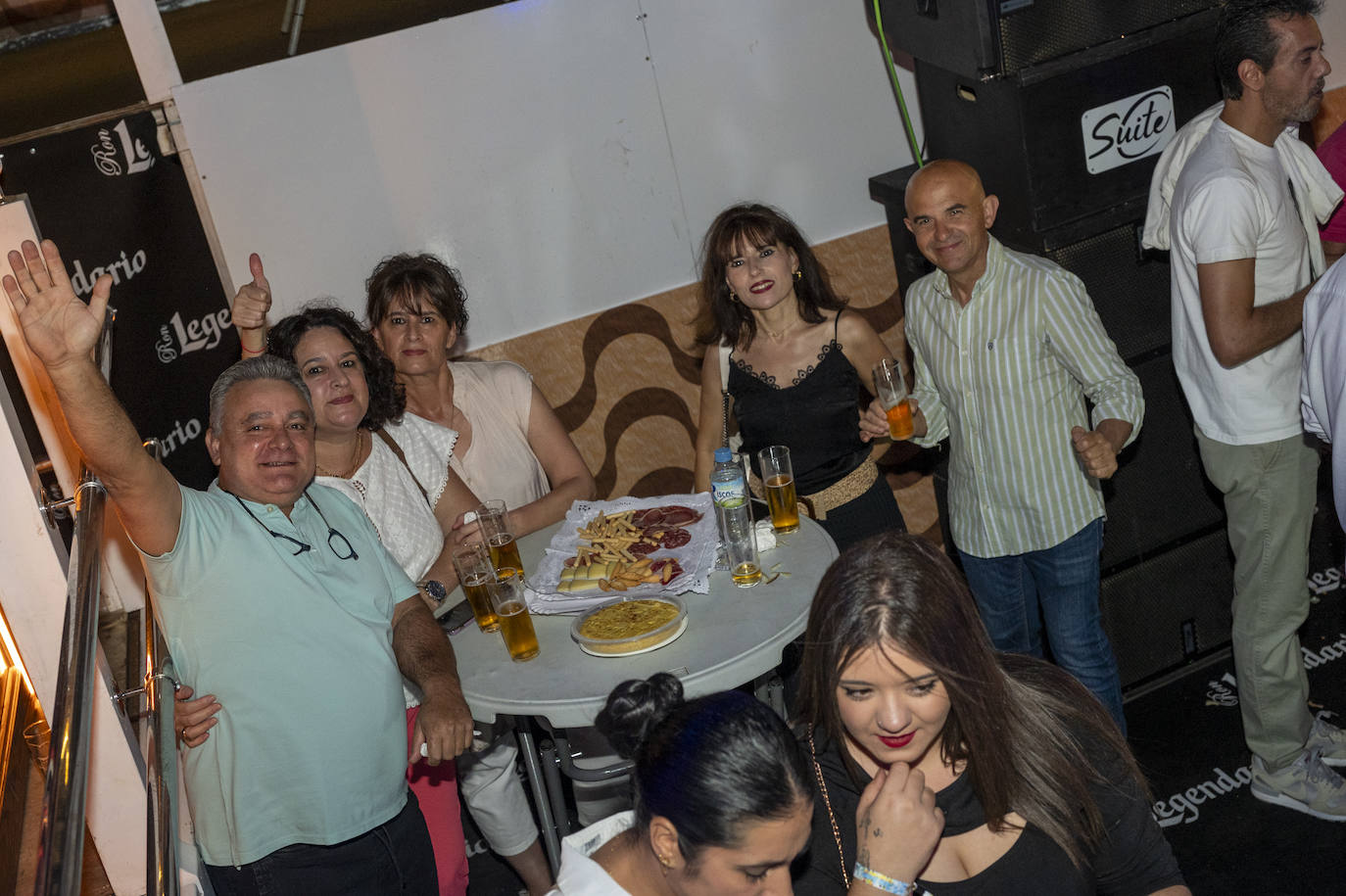 Aperitivos en las casetas durante la noche del sábado de feria