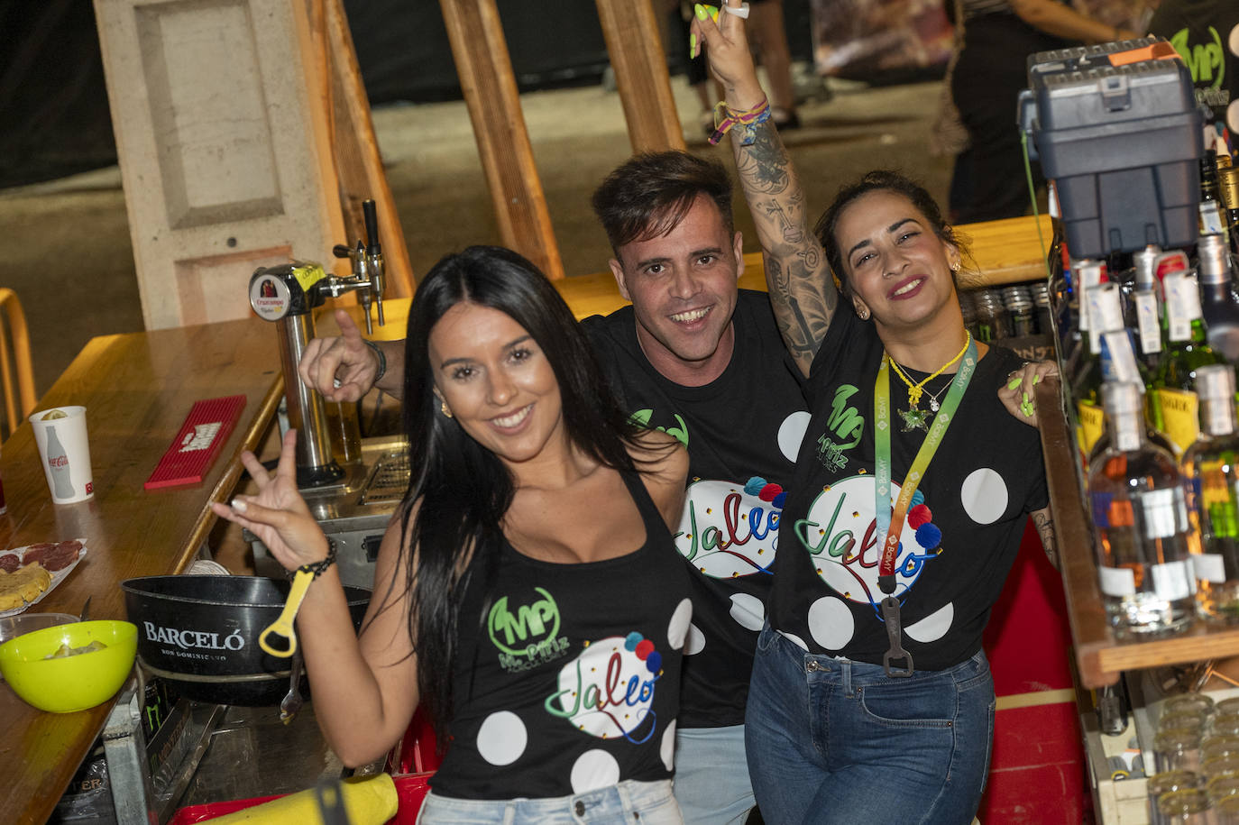 Aperitivos en las casetas durante la noche del sábado de feria