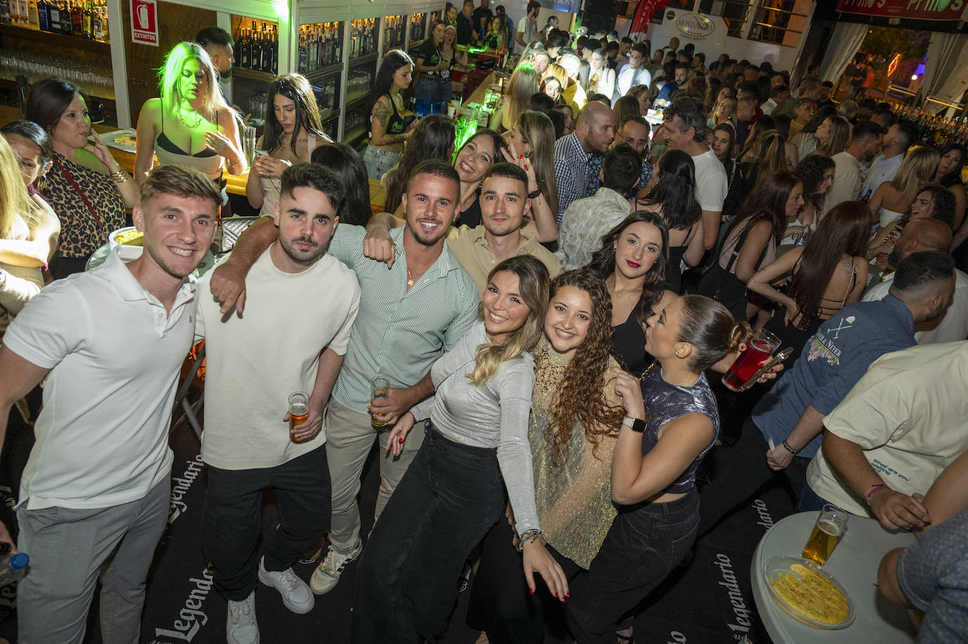 Aperitivos en las casetas durante la noche del sábado de feria