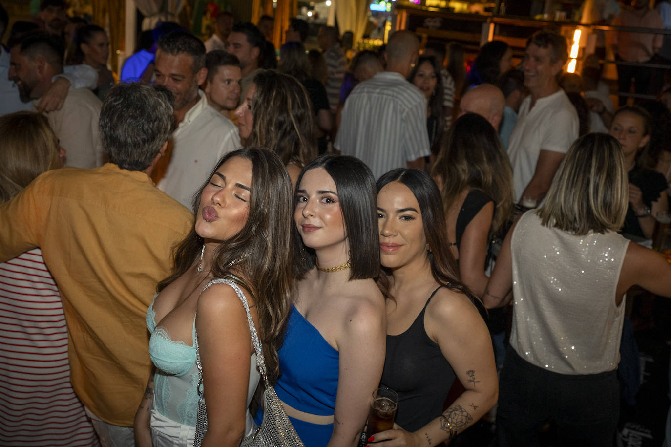 Aperitivos en las casetas durante la noche del sábado de feria